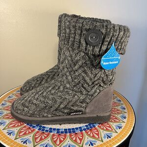 Muk Luks Janet Womens Sz 7 Grey Winter Knit Water Resistant Faux Fur Lining NEW